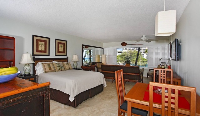 Beachfront Diamond Head views, Quiet End of Waikiki with Swimming/Surfing!