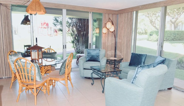 Great Value! Walk to Whaler's Village, beachfront cabana, pool, gym