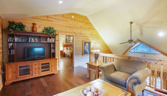 New Kitchen, EV charging, great reviews 3 levels, privacy2 fireplaces,hottub