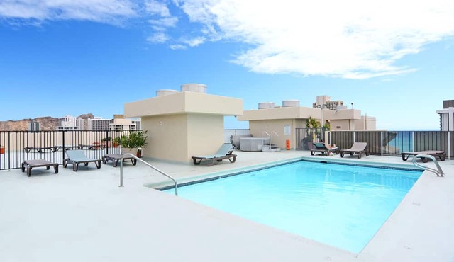 Fresh Contemporary/Hawaiian Decor w/AC, Washer/Dryer, Wi-Fi, Pool, Parking!
