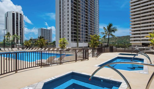 Waikiki Banyan condo w/lanai & pool