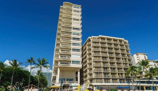30 seconds to The Ocean! Waikiki Shore, 1 Bedroom with 1 Parking (WS08)