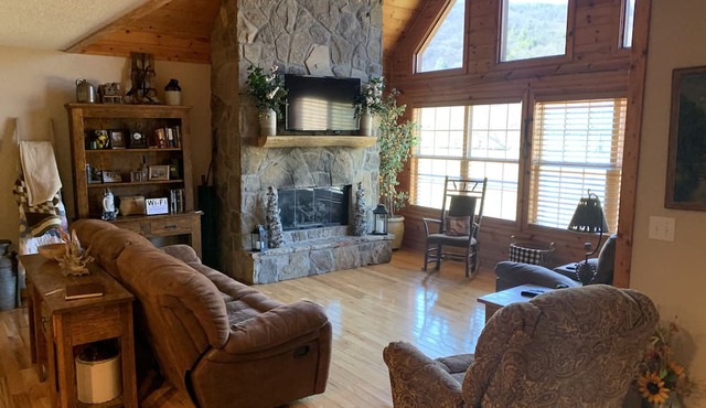 River Cabin,Lrg Hot Tub,Inner Tubing,Pool,Trout Fishin,20 Min to Helen