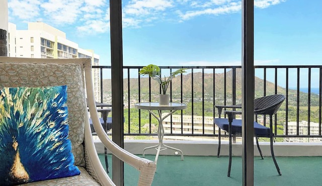 Ocean-view retreat w/lanai & free parking