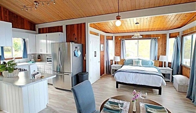 Ocean Views from Private Lanai 1 bed/1 bath Cottage on a 100% organic Farm!