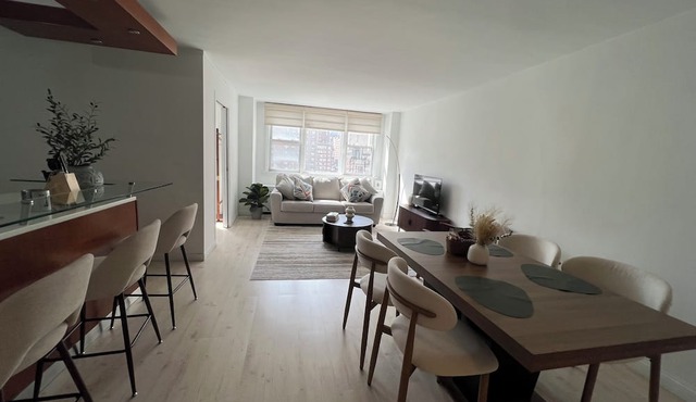 Bright, modern, cozy, 2-bedroom apt,Manhattan skyline views, calm neutral design
