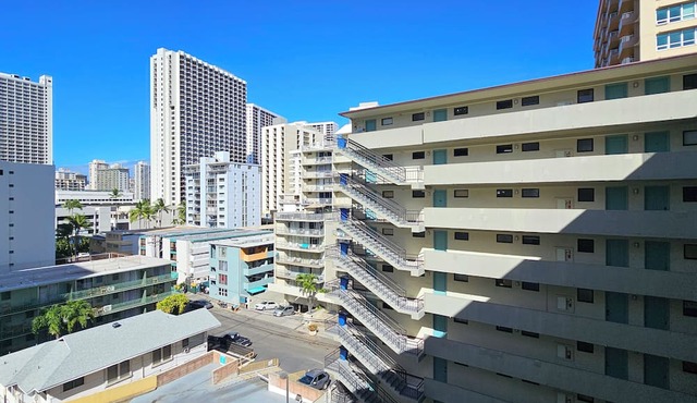 WG 705 —Cozy Queen-Bed studio steps to Waikiki Beach & Zoo w/AC, Pool, & Kitchen