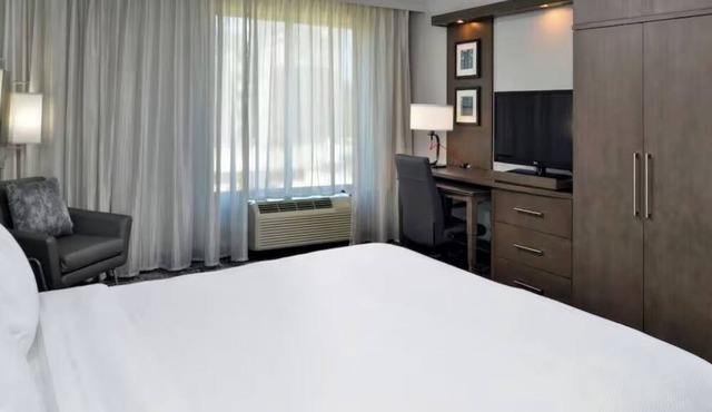Historic Downtown: Outdoor Pool and Onsite Bistro! Near Wilmington Riverwalk