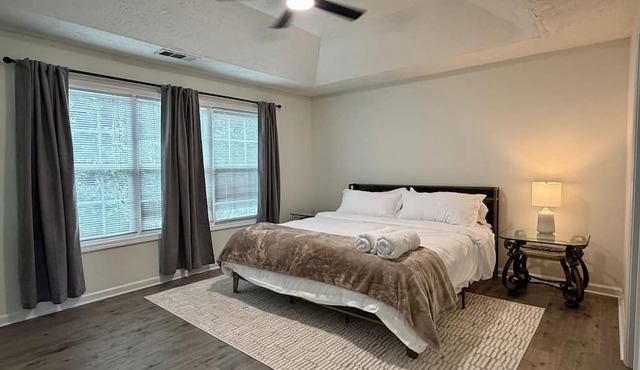 Modern Mediterranean haven, 1 King 2 Queens in Suwanee-Duluth Gas South District
