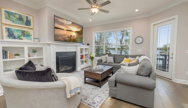 Lakefront! 4BR, Deep Slip, Pool, Beach, Elevator