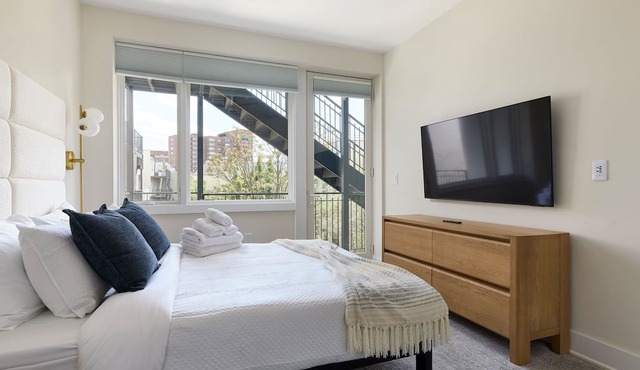 Hoboken Loft Hideaway - walk to PATH