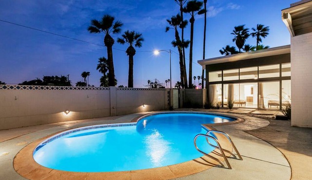 4bd, Charming Mid-Century Home! 1.4mi to Convention Center, Mins to Strip! POOL!