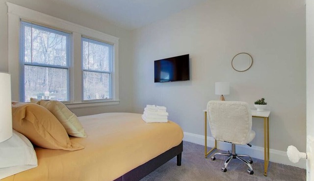 Stylish Little Italy Two Bedroom w/Parking Space