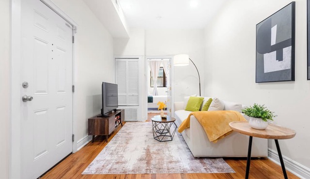 Private Patio Apt Min to NYC Sleeps up to 9 Free Parking Washer/Dryer