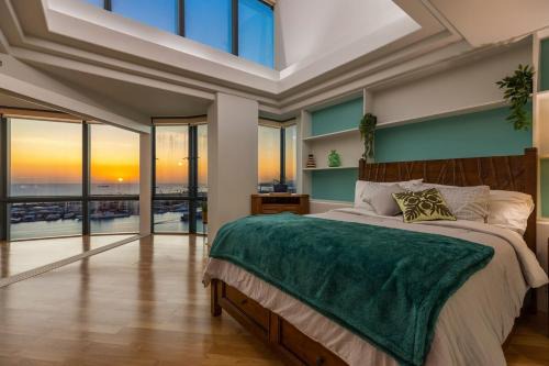 SkyNest - Queens Gambit Penthouse at 66 Queen St