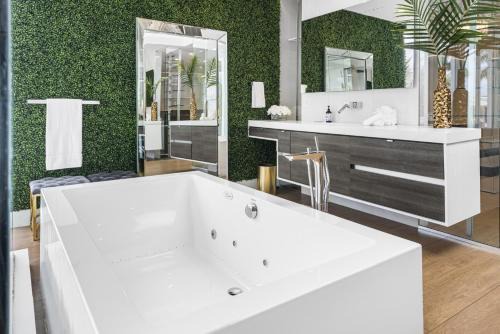 Villa Seminole Luxurious Waterfront Retreat with Pool Gym Hot Tub