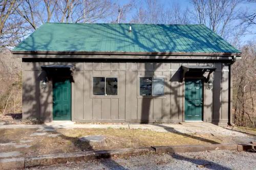 Peaceful Woodland Cabin with Screened Porch & Arcade Near Siloam Springs City Lake, Gentry, AR