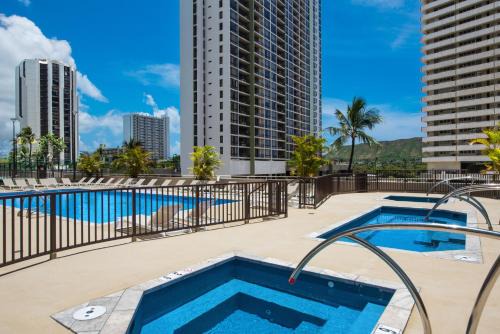 Waikiki Banyan condo with lanai & pool